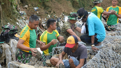 *Cegah Banjir dan Longsor, Satgas Yonarmed 1 Kostrad dan Warga Pasang Bronjong di Sungai Waiheru*