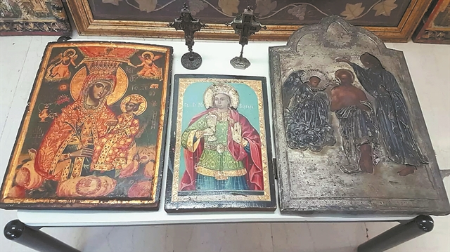 41 θρησκευτικά και λειτουργικά αντικείμενα κατασχέθηκαν από την Eλληνική Aστυνομία κατόπιν κατ’ οίκον έρευνας.