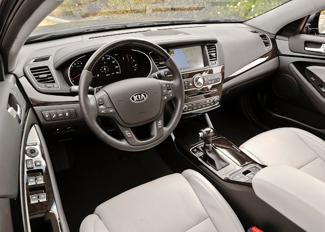 Interior view of 2014 Kia Cadenza