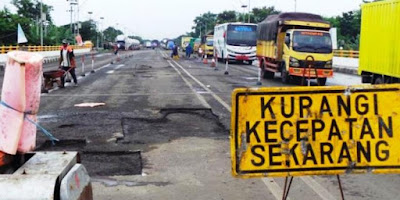 Jalan rusak, melintasi jalan rusak, tips dan trik melewati jalan yang rusak, tips mengemudi