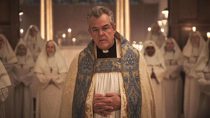 Danny Huston como padre Romero no filme 'O Convento', de Christopher Smith