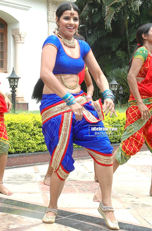 Madhu Sharma sexy nave show cleavage