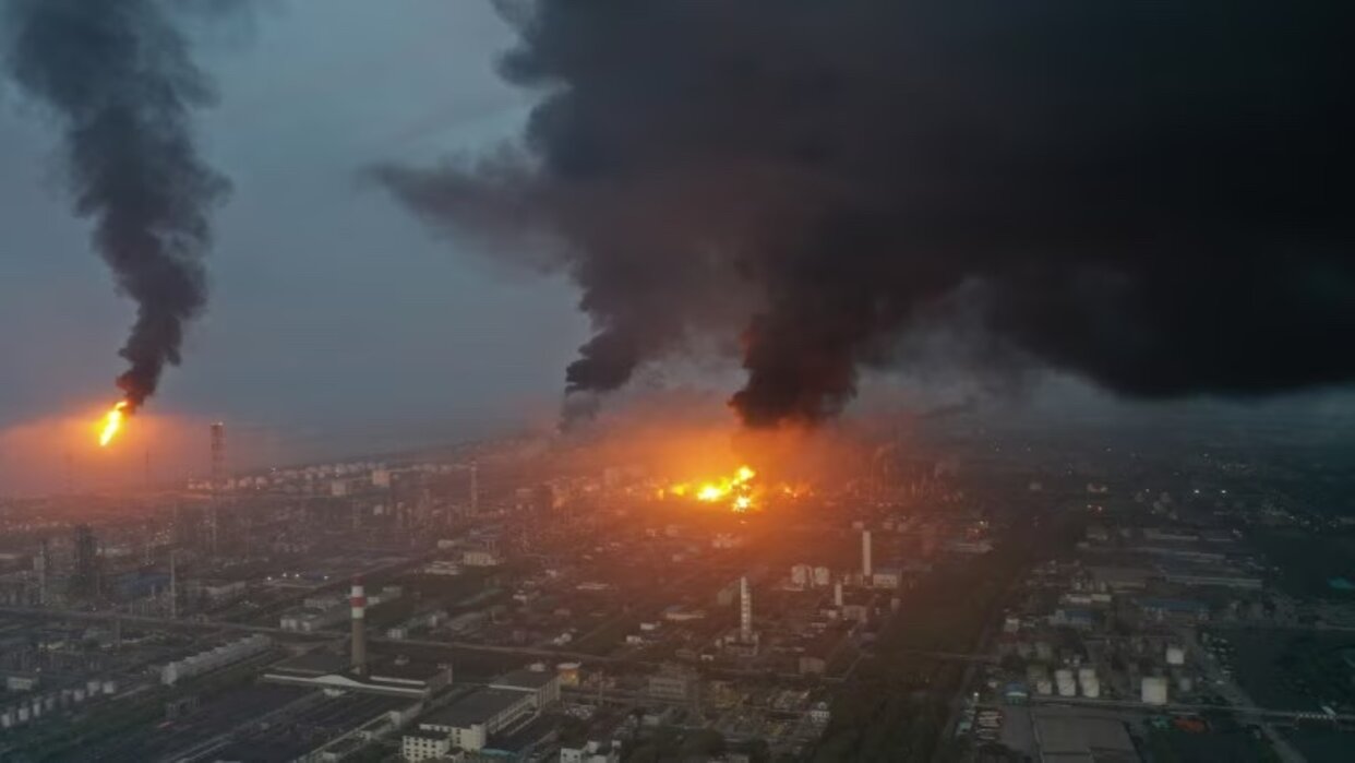 China reporta gran incendio tras explosión en una planta química