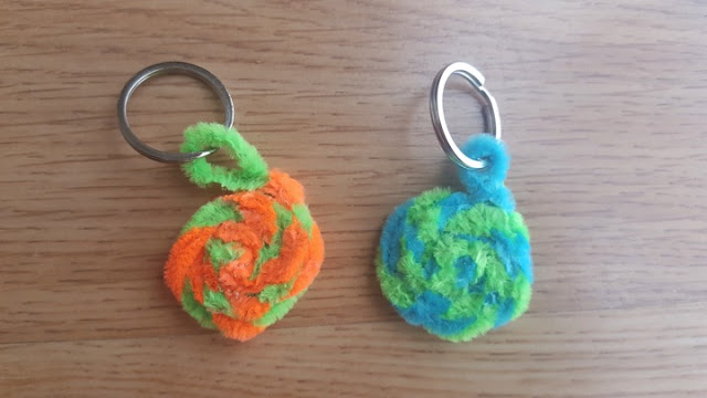 Summer crafts for kids: pipe cleaners keychains