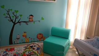 Decoração com adesivo no quartinho do bebê