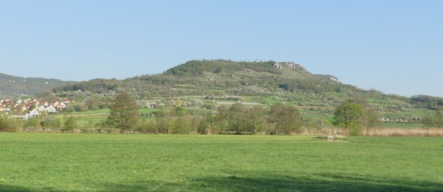 Walberla mit Kirschblüten, Fränkische Schweiz