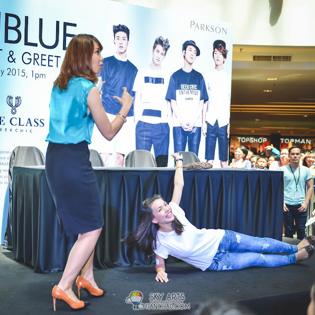 This is how she won an opportunity to take group photo with CNBLUE *applause*