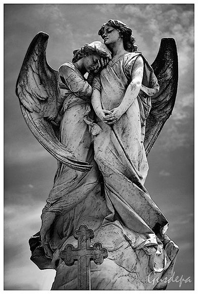 Monumento mortuorio en el cementerio de la ciudad de Carmelo. La estatua esta realizada en 1844. Gustavo Depaoli. http://gusdepafotografia.blogspot.com/2008/05/eterno-dolor.html