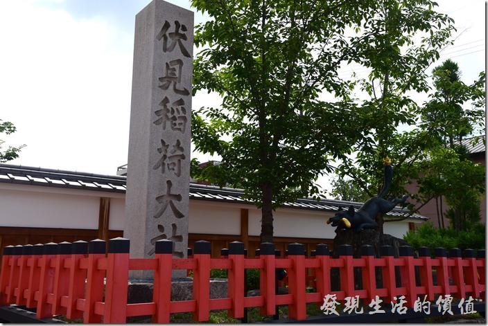 這是從JR車站出來地方就可以見到的伏見稻荷大社的景象。