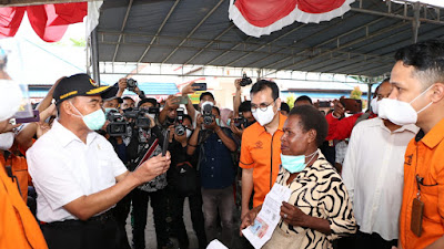 Pos Indonesia Salurkan Bantuan  Sembako ke Papua dan Papua Barat