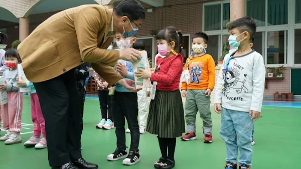 鹿港囝仔好幸福　許志宏到幼兒園發放兒童節禮物