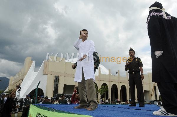 Eksekusi Hukuman Cambuk di Aceh Besar  