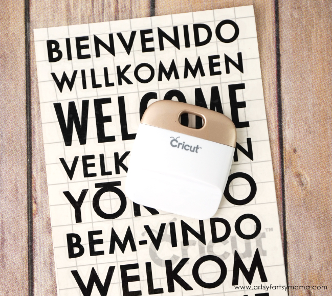 DIY Welcome Sign with a few simple materials and Cricut | @artsyfartsymama