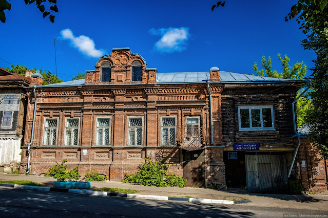 Строе одноэтажное кирпичное здание с декором