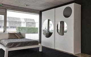 Fitted with round mirrors bedroom