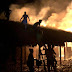 Teto de barraca de praia pega fogo em Barra Grande e moradores combatem incêndio com baldes e mangueiras