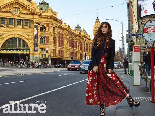 Suzy Vividly Welcomes Autumn With Her Irresistible Beauty 