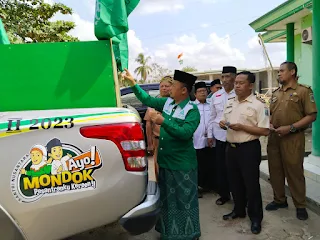 Bupati Lampung Timur Dawam Rahardjo melepas kendaraan Koin Bhakti Santri untuk Guru Ngaji di halaman Gedung PCNU Lampung Timur, Selasa (10/10/2023).
