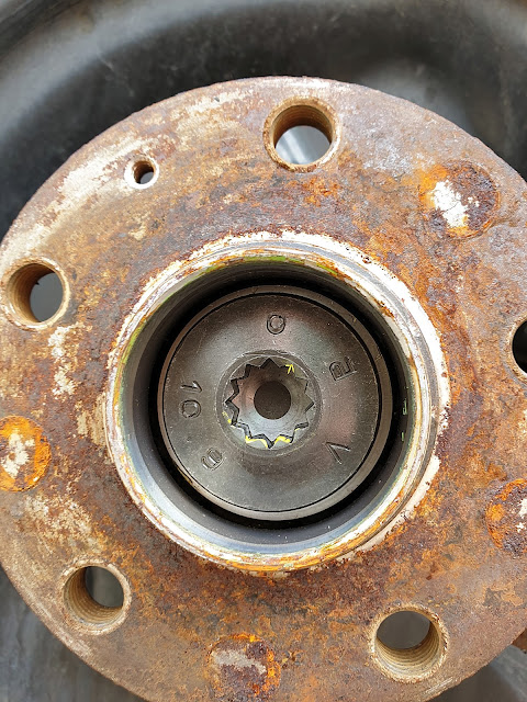 Stub axle stud M18