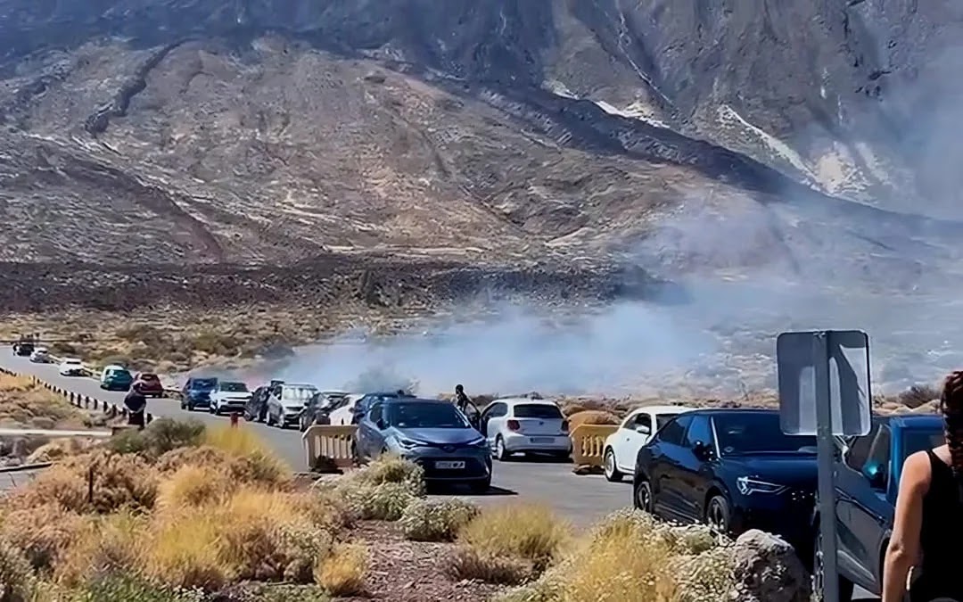 Conato de incendio cerca del Parador Nacional del Teide (Foto: Incidencias Tenerife)