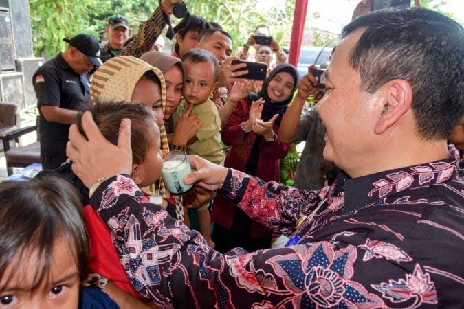 Ikut Merasakan, PJ Bupati Sarolangun Langsung Menyuapi anak Penderita Stunting dan Ibu Pengidap Gangguan Saraf