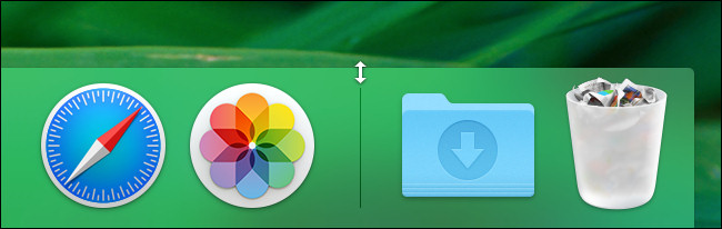 في نظام macOS ، مرر مؤشر الماوس فوق خط الفاصل في Dock حتى يتغير إلى سهم تغيير الحجم.