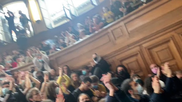 [VIDEO] Présidentielle « Ni Macron, Ni Le Pen ! » : un collectif d’étudiants « antifascistes » occupe la Sorbonne