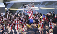 Gabi levanta la Copa en el palco del Bernabéu