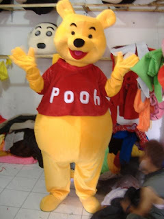 winnie the pooh, karakter winnie the pooh, badut bandung