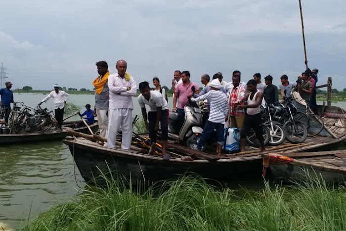 प्रयागराज में जलस्तर बढ़ने से कई गांवों का संपर्क टूटा, ग्रामीण नावों के भरोसे 