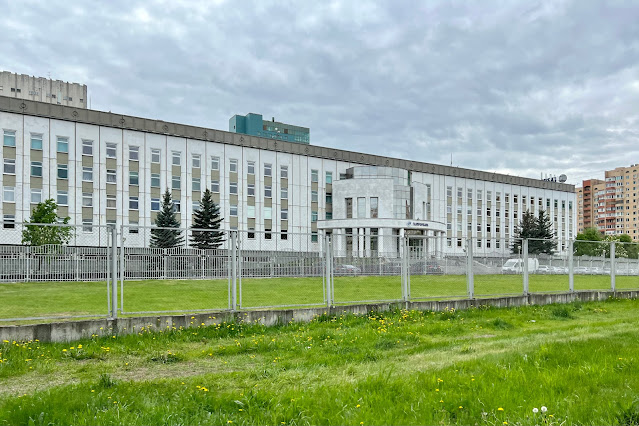 Болотниковская улица, офис «Газпромбанк» (бывшее здание «Зарубежгеология»)