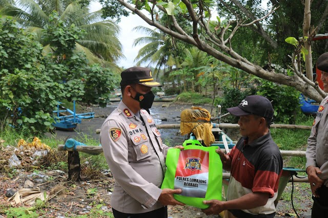 Kapolres Lumajang Beri Bantuan Sembako Pada Warga Terdampak Abrasi Pantai Tempursari