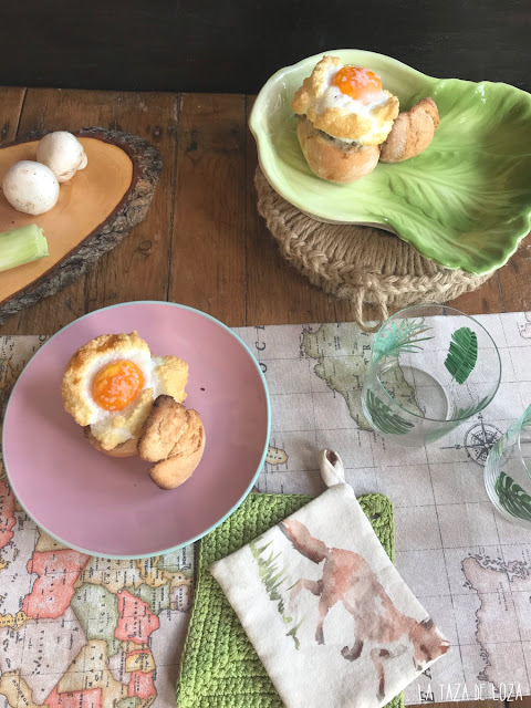 Huevos nube con bollos de pan rellenos