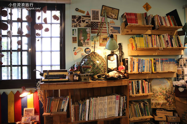 探險家咖啡廳書櫃
