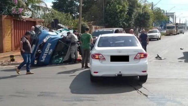Viatura da PM tomba e atinge dois carros durante perseguição