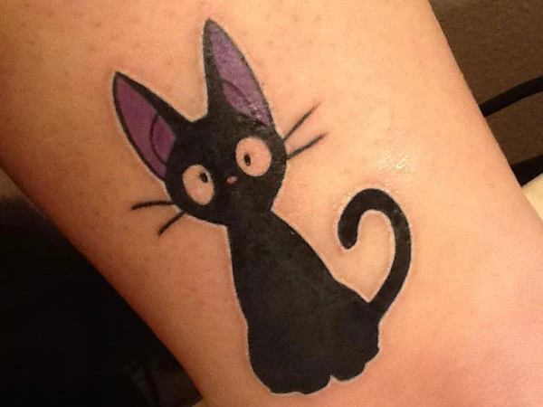 chica con tatuaje de gato