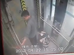 Amoi Berak Dalam Lif Dirakam CCTV