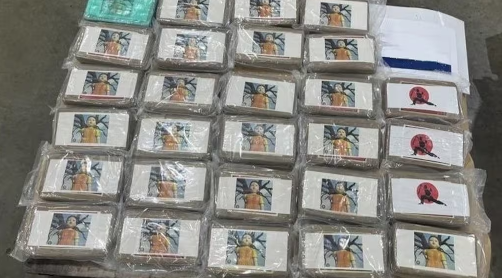 Một phần số cocaine được phát hiện bên trong các túi vải thô