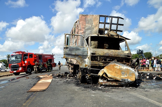 JOVEM MORRE CARBONIZADO APÓS COLISÃO ENTRE CARRO E CAMINHÃO NA BAHIA