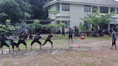 Siswa SMP Boarding School Al Irsyad Purwokerto, Manfaatkan Masa Class Meeting dengan Bermain Tarik Tambang