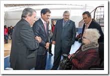 Autoridades saludan a la presidenta de AIDAC-COCEMFE, Irenea del Olmo, durante una reciente visita.