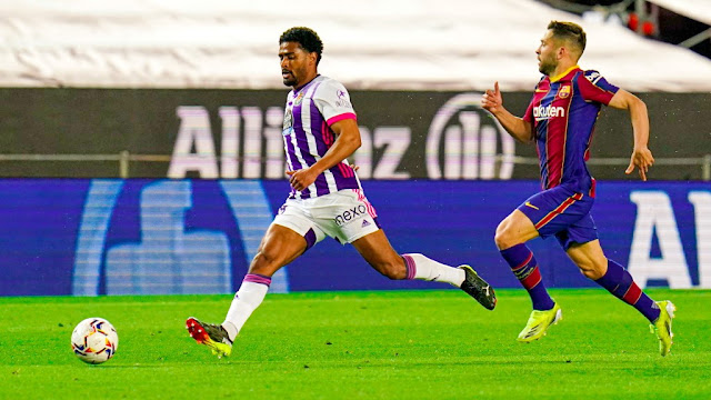 Saidy Janko corre perseguido por Jordi Alba. F. C. BARCELONA 1 REAL VALLADOLID C. F. 0. 05/04/2021. Campeonato de Liga de 1ª División, jornada 29. Barcelona, Nou Camp. GOLES: 1-0: 90’, Ousmane Dembelé.