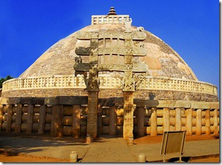 800px-Sanchi_Stupa_from_Eastern_gate,_Madhya_Pradesh