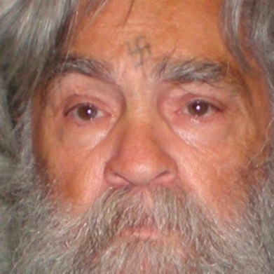 foto-divulgada-pelo-departamento-de-correcoes-da-california-nos-estados-unidos-mostra-o-serial-killer-charles-manson-77-1333605397607_300x300