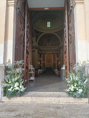 Decoración floral de ceremonia religiosa en la iglesia de Ribarroja