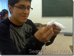 Lalo cortando algodon