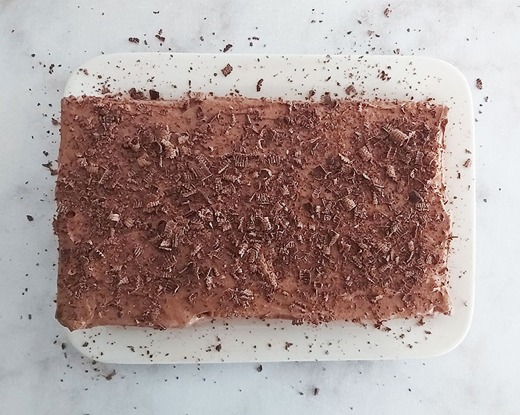 Gâteau aux petits-beurre parsemé de chocolat râpé