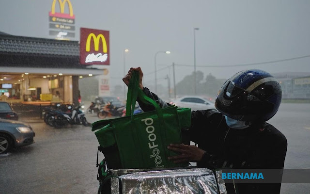 PRIHATIN!!! Penghantar makanan dinasihat jangan terlalu kejar masa, bahayakan keselamatan. Penunggang motosikal yang melakukan penghantaran makanan dan barangan ketika tempoh Perintah Kawalan Pergerakan (PKP) ketika ini dinasihatkan supaya tidak terlalu mengejar masa sehingga membahayakan nyawa mereka.