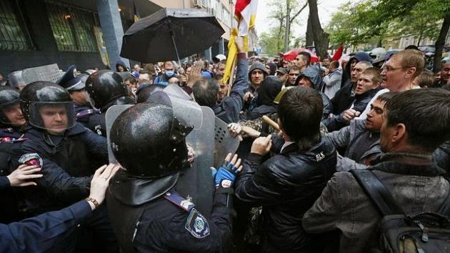 Mundo/Cientos de prorrusos atacan  la sede de la Policía en Odesa