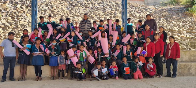 Besuch der Bildungseinheit von Toroca Bolivien. Auch hier bekommen alle Kinder nach dem Schülergottesdienst zur Unterstützung Schulmaterial aus Ihren Spenden.